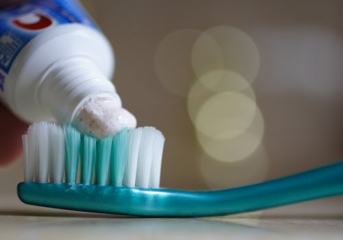 用纳米碳酸钙和碳酸钙牙膏刷牙对纳米离聚物表面粗糙度的影响